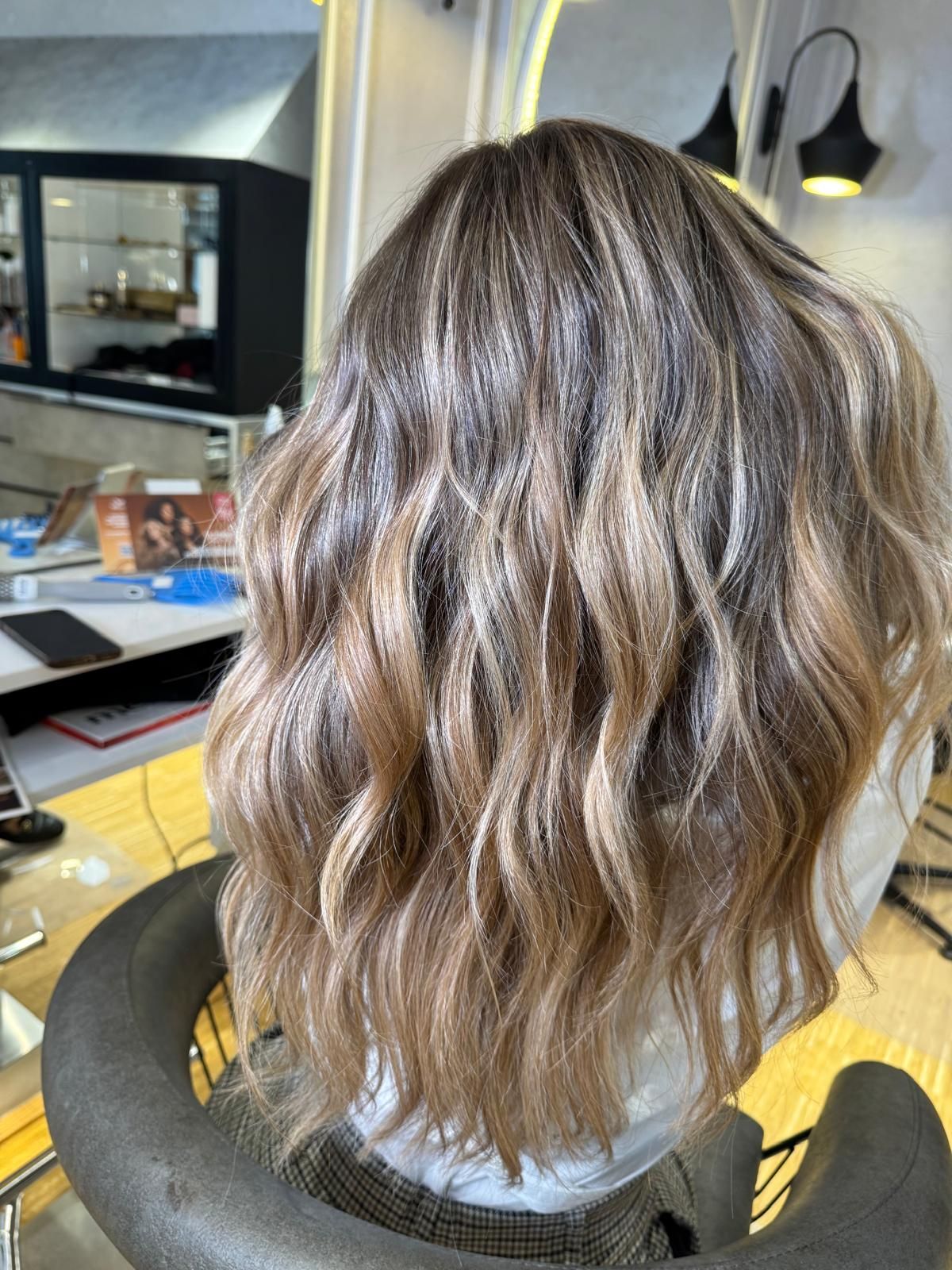 Aschbraunes Balayage mit Wellen