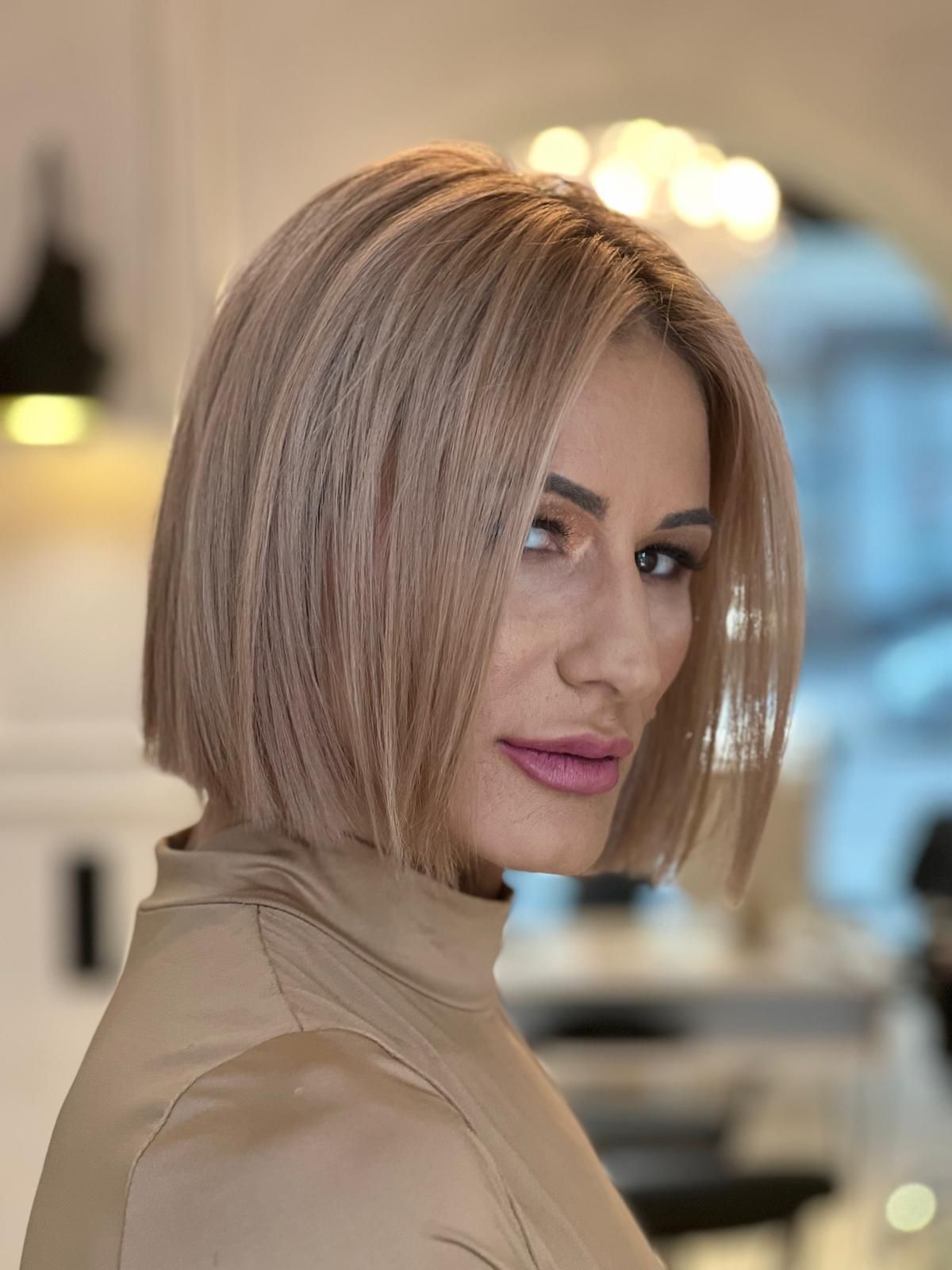Eleganter Bob in Beigeblond