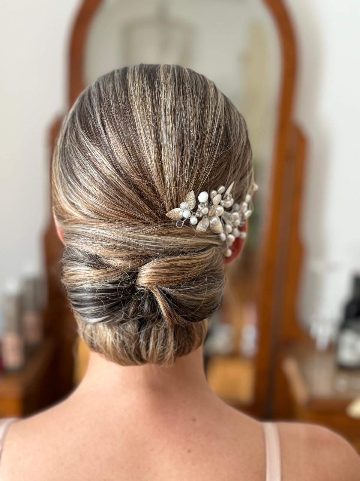 Tiefer Brautdutt mit Perlen-Haarschmuck