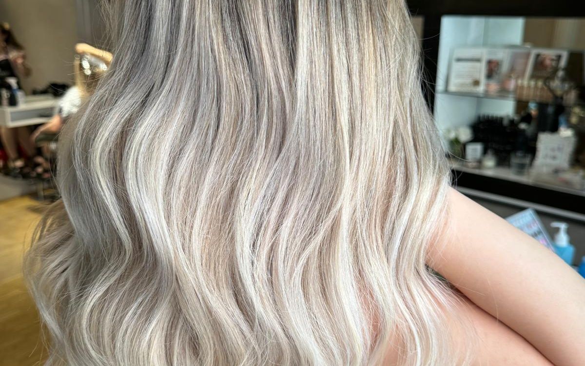 AirTouch in kühlem Blond mit weichen Wellen