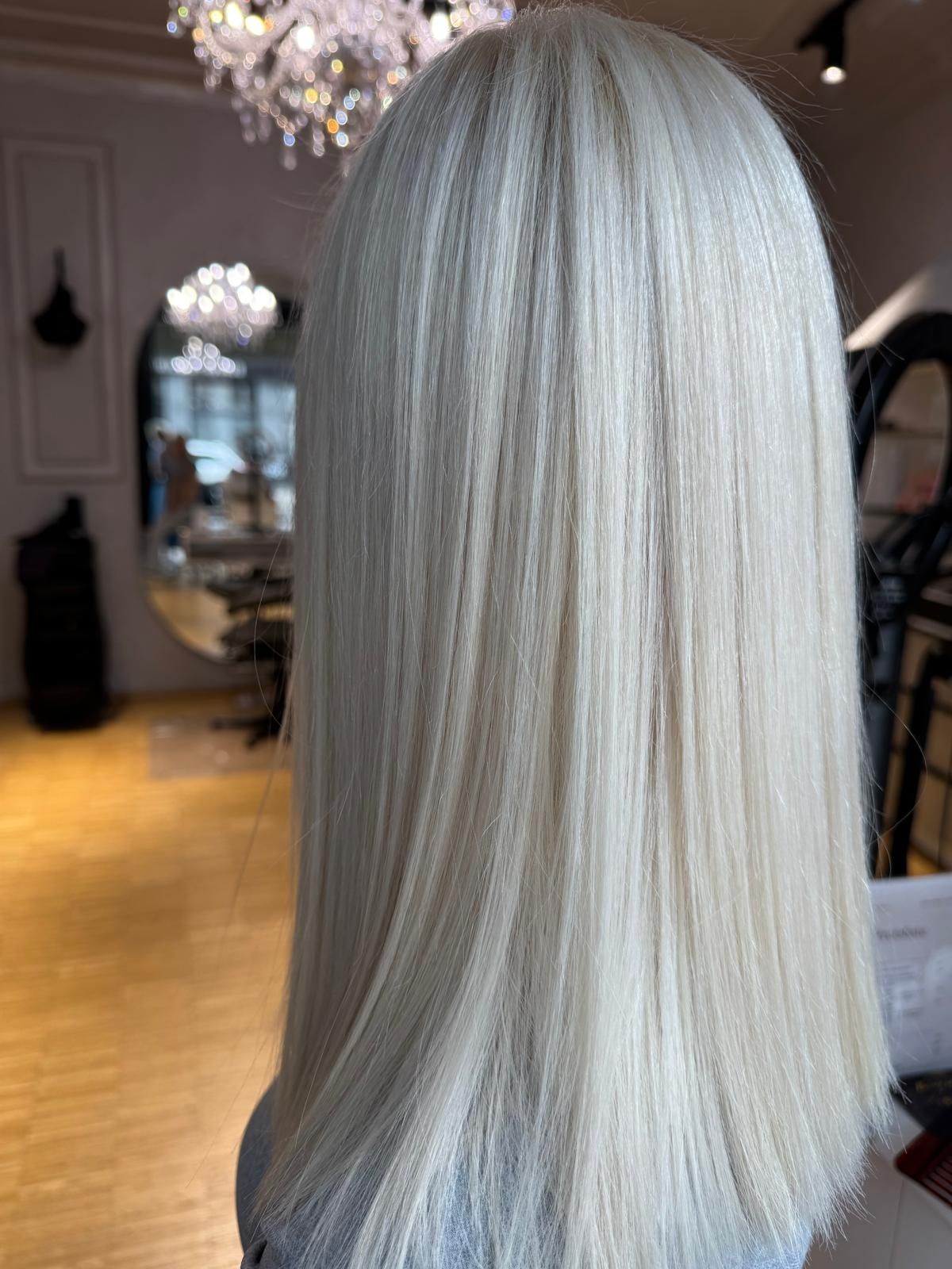 Glattes Haar in eisigem Platinblond
