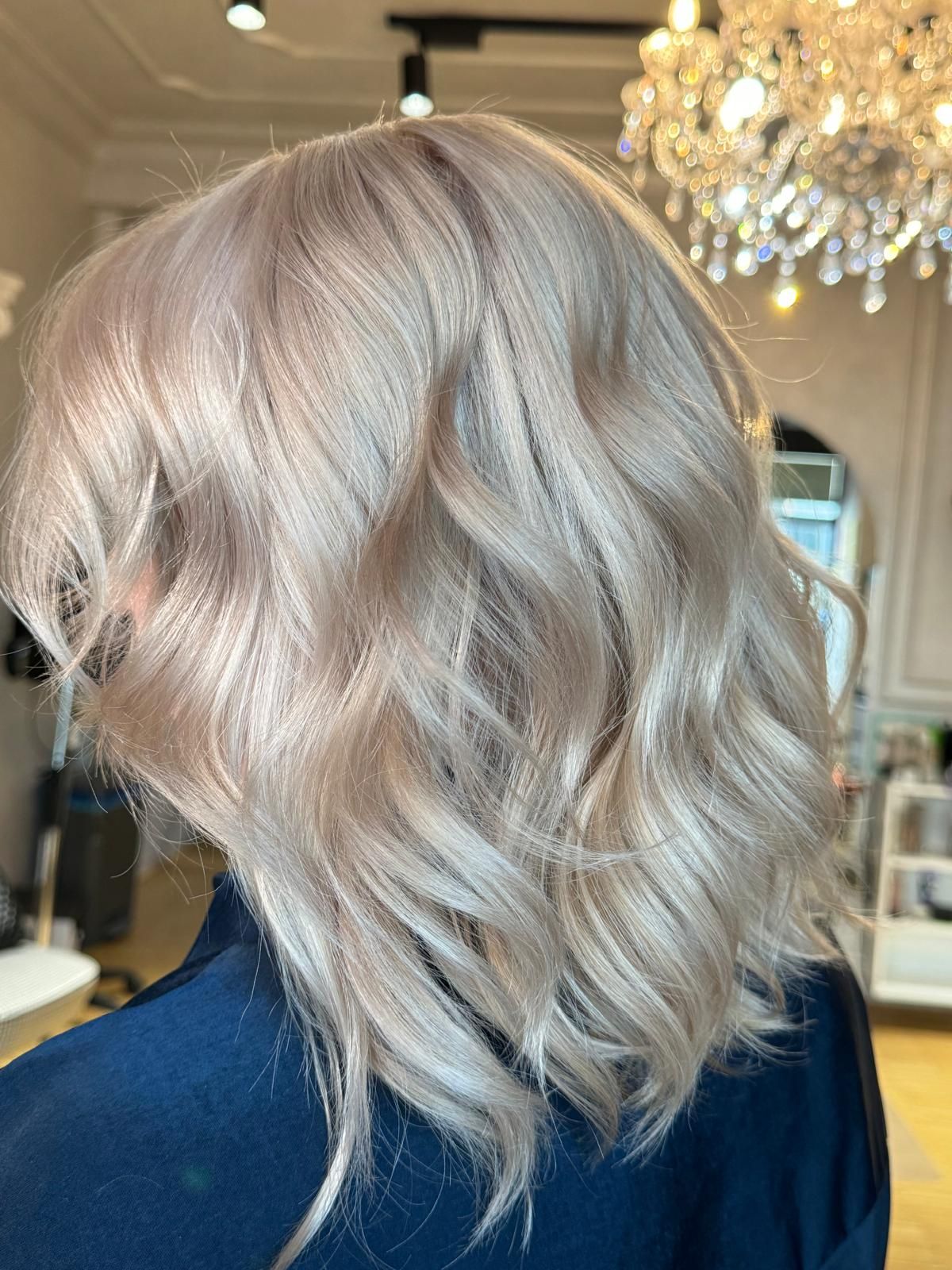 Platinblonder Bob mit Wellen